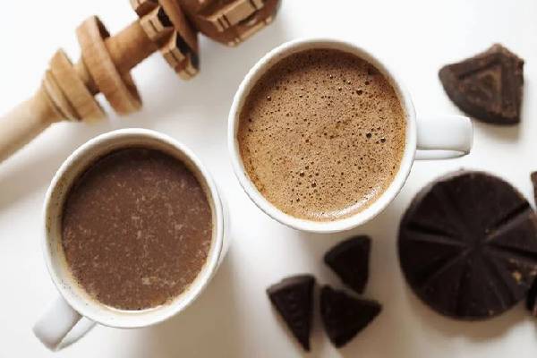 مقایسه هات چاکلت با سایر نوشیدنی‌های کاکائویی