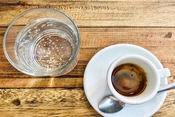 زمان استفاده از آب کنار قهوه اسپرسو